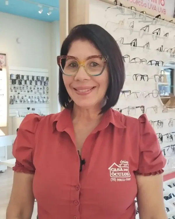 Claudia, fundadora da Ótica Casa dos Óculos sorrindo em sua loja