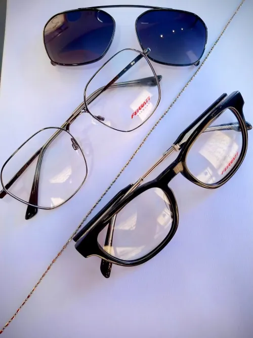 Detalhe de óculos de sol na vitrine